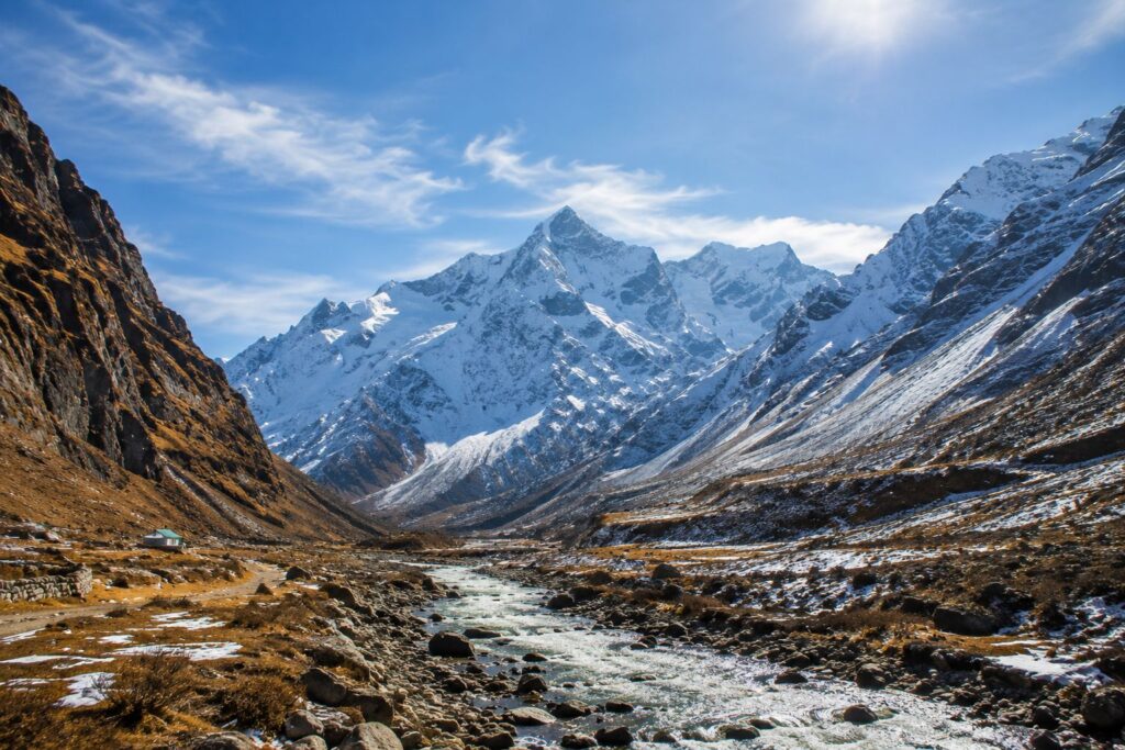 Snow-dusted peaks surrounding Badrinath valley in October — best time for a peaceful and crowd-free visit
